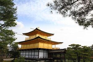 gyllene paviljong eller slott med kopia Plats. detta plats ring upp kinkakuji tempel, kyoto japan. gammal, gammal byggnad med exteriör design. känd plats för resa och besök till Asien. foto