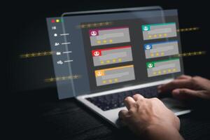 affärsman använder sig av bärbar dator digital gränssnitt respons recension stjärnor betyg uppkopplad internet undersökning bedömning kvalitet konsument eller e-handel service utvärdering tillfredsställelse foto