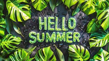 ai genererad Hej sommar text på svart sten bakgrund med grön tropisk löv. foto
