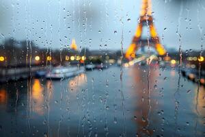 ai genererad en se av de eiffel torn genom en regn - täckt fönster med en gata ljus i de bakgrund. foto