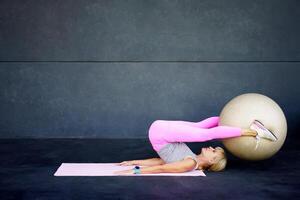 flexibel kvinna på pilates övning med kondition boll foto