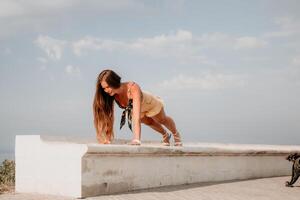 kvinna parkera yoga. sida se av fri lugna salighet nöjd kvinna med lång hår stående i morgon- parkera med yoga placera mot av himmel förbi de hav. friska livsstil utomhus i parkera, kondition begrepp. foto