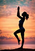 ai genererad silhuett av ung kvinna praktiserande yoga på de strand på solnedgång. ai generativ foto