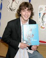 Matthew under trä kändis läsning dag fira dr suess' födelsedag emerson elementärt skola burbank, ca Mars 2,, 2006 foto