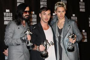 los angeles sep 12 tomo milicevich shannon leto och jared leto av 30 sekunder till fördärvar i de Tryck rum på de 2010 mtv video musik utmärkelser på Nokia la leva på september 12 2010 i los angeles ca foto