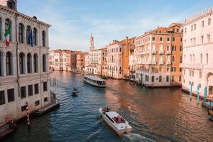 naturskön stor kanal i Venedig, Italien med skön arkitektur och vid vatten byggnader foto