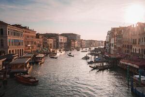 naturskön se av stor kanal i Venedig, Italien med skön arkitektur och vatten reflektioner foto