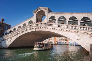 ikoniska rialto bro i Venedig, Italien - tidlös skönhet och charm av de stad foto