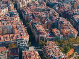 antenn se av barcelona stad horisont och sagrada familia katedral på solnedgång foto