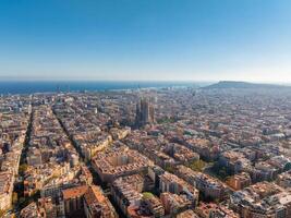 antenn se av barcelona stad horisont på solnedgång. foto