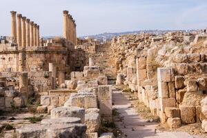 roman ruiner i de jordanian stad av jerash. de ruiner av de walled greko-romersk lösning av gerasa bara utanför de modern stad. de jerash arkeologisk museum. foto