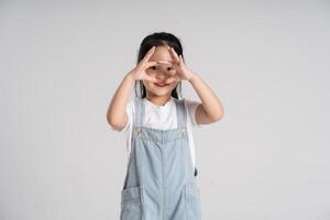porträtt av en härlig asiatisk bebis flicka Framställ på en vit bakgrund foto