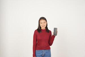 ung asiatisk kvinna i röd t-shirt leende och som visar tom skärm isolerat på vit bakgrund foto