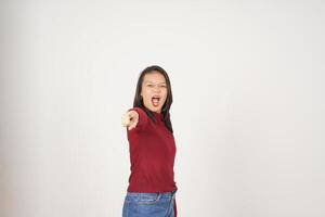 ung asiatisk kvinna i röd t-shirt pekande på du med arg gest isolerat på vit bakgrund foto