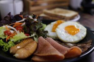 friska frukost med färsk organisk vegetabiliska sallad friterad ägg och korvar foto