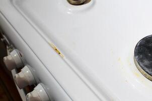 smutsig yta av gas spis, fläck av smuts. hushåll hygien begrepp. foto