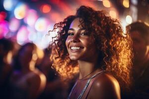 ai genererad natt klubb liv, Lycklig Söt ung afro amerikan lockigt kvinna dans på musik fest inomhus foto