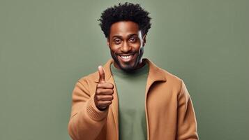 ai genererad positiv leende afro amerikan man som visar tycka om eller godkännande gest, Lycklig svart kille i tillfällig kläder tummen upp gest foto