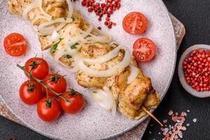 utsökt färsk kyckling kött kebab med salt, kryddor och örter foto