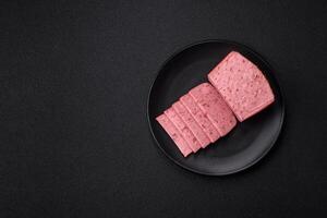 utsökt konserverad rosa skinka med salt, kryddor och örter foto