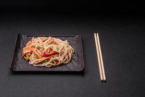 utsökt ris spaghetti eller udon med kyckling, morötter, peppar, salt, kryddor och örter foto