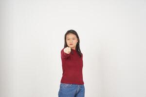 ung asiatisk kvinna i röd t-shirt stansning näve till bekämpa isolerat på vit bakgrund foto