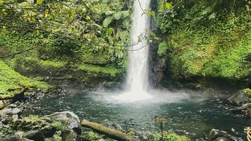 skön vattenfall, som heter curug sågare i de mitten av indonesien regnskog, asiatisk skog dold pärla foto