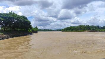 se av serayu flod med stor nuvarande, flod landskap på dag foto