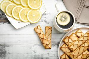 sfogliatin, ett italiensk puff bakverk med glasyr på en tallrik på vit bakgrund, topp se foto