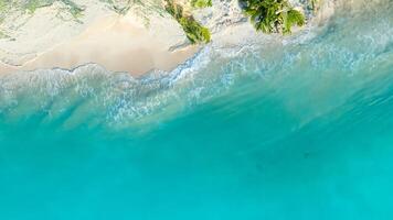 antenn topp se av sommar vit sand strand med en vatten Vinka bakgrund -sommar resa begrepp foto