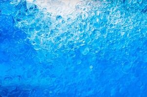 bubblor i blå vatten, lugn scen på en vit bakgrund foto