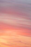 vibrerande solnedgång skys med färgrik skymning moln foto