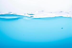 skön vatten vågor, stänk och krusningar i kristall blå foto