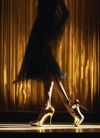 ai genererad ben av en kvinna i gyllene högklackade skor. ai generativ foto