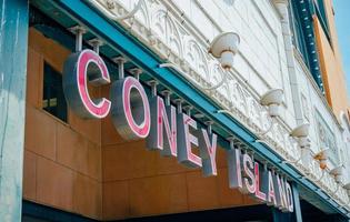 new york city, usa - 26 juni 2016. coney island skylt till tunnelbanan foto