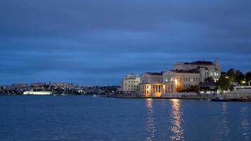 havet med utsikt över staden. sevastopol, crimea foto