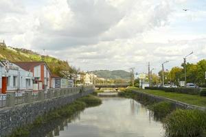 Nakhodka, Ryssland - 26 september 2020 - stadslandskap med utsikt över banvallen. foto