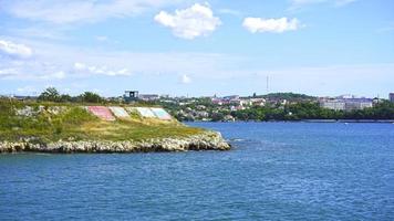 havet med utsikt över staden. sevastopol, crimea foto