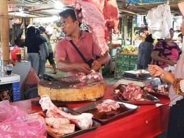 tangerang, indonesien maret 2024 Foto av de marknadsföra situation för kyckling och kött säljare