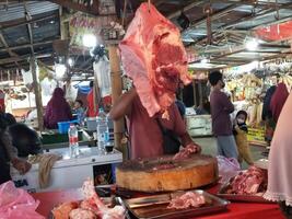 tangerang, indonesien maret 2024 Foto av de marknadsföra situation för kyckling och kött säljare