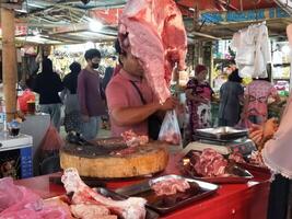 tangerang, indonesien maret 2024 Foto av de marknadsföra situation för kyckling och kött säljare