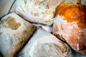 frysta livsmedel i förpackningar av plastpåsar foto