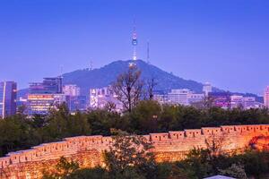 seoul stad på natt och de gammal gammal vägg, namsan berg och namsan torn i de bakgrund, seoul, söder korea. foto