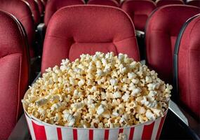 ai genererad popcorn på de film teater. foto