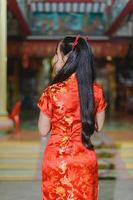 asiatisk skön kvinna klänning i kinesisk stil, kinesisk ny år festival på natt foto