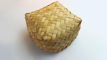besek eller vävd bambu är en traditionell mat låda tillverkad av vävd bambu foto
