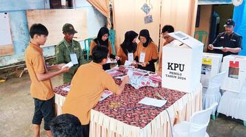 demak, indonesien - februari, 2024 - rösta räkning bearbeta på tps, indonesiska president- val. foto