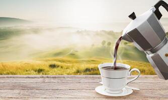 häll nybryggt kaffe eller espresso från mockakannan i en vit kaffemugg. varmt kaffe i en mugg placerad på bordsskivan eller träbalkongen. morgon bergsutsikt, morgonsol. 3d-rendering foto
