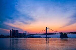 gwangan bro på soluppgång. busan, söder korea foto