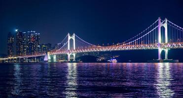 gwangan bro och skyskrapor i de natt. busan, söder korea foto